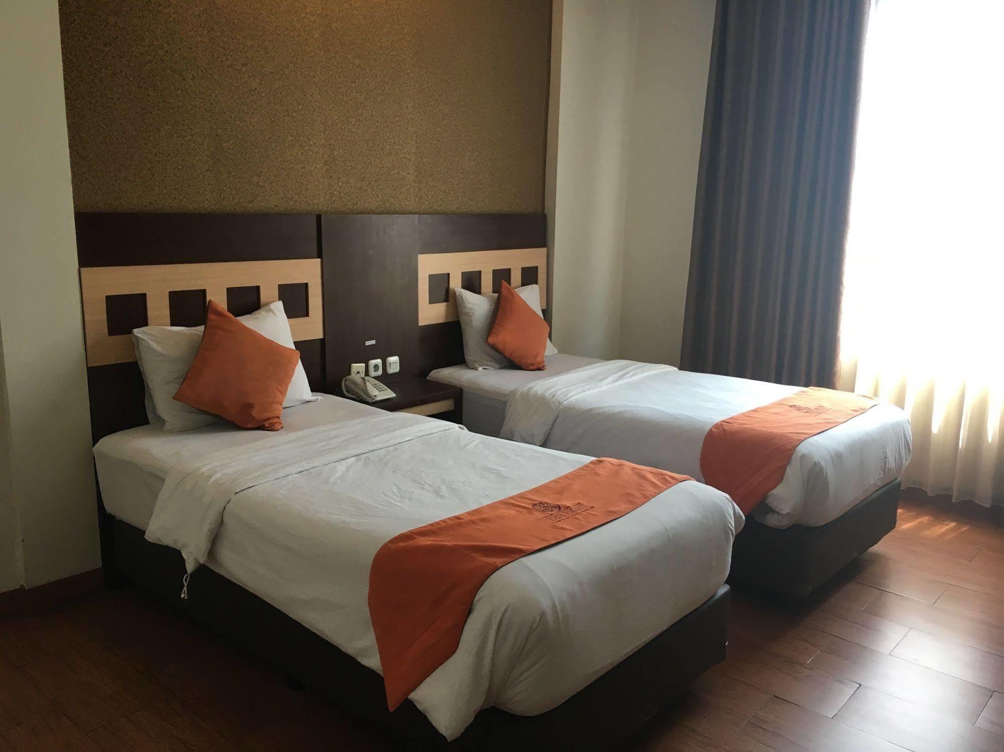 The Eight Hotel Бандунг Экстерьер фото